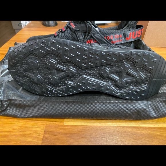 NEVER WORN All Might Walking Shoes in black and red - Picture 4 of 6